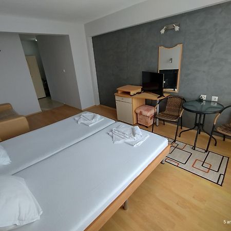 Family Hotel Coral Sozopol Bagian luar foto