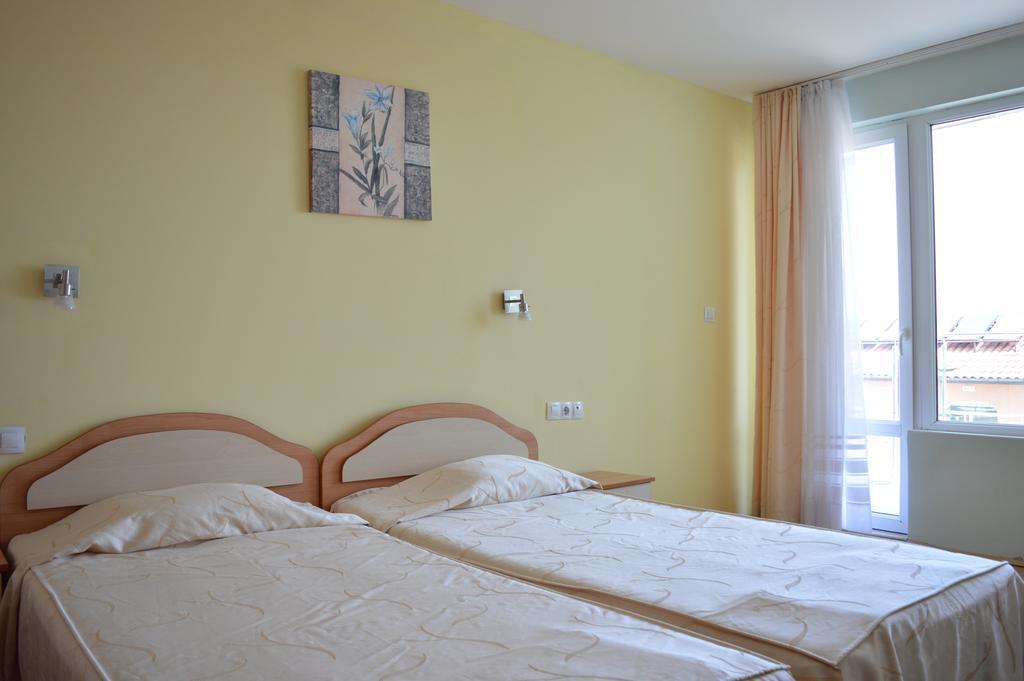Family Hotel Coral Sozopol Ruang foto
