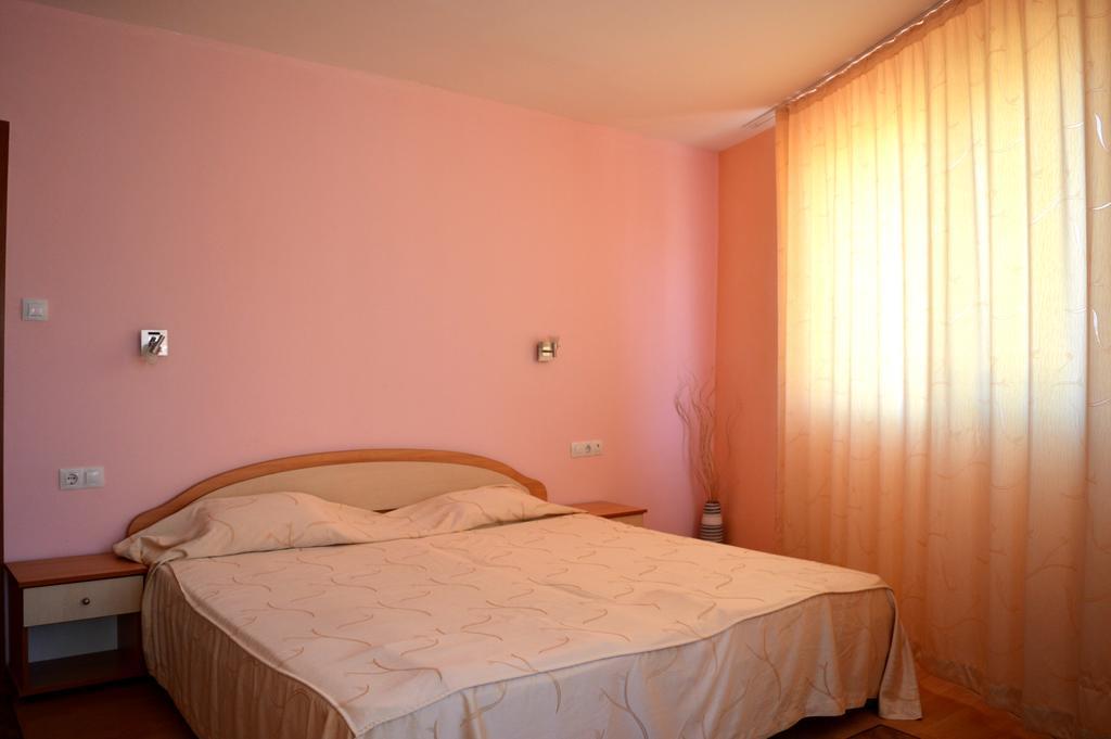 Family Hotel Coral Sozopol Ruang foto