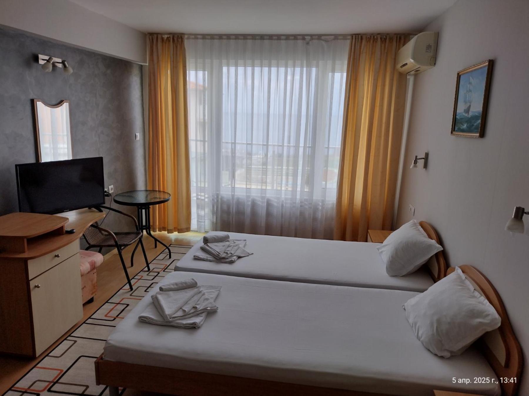 Family Hotel Coral Sozopol Bagian luar foto