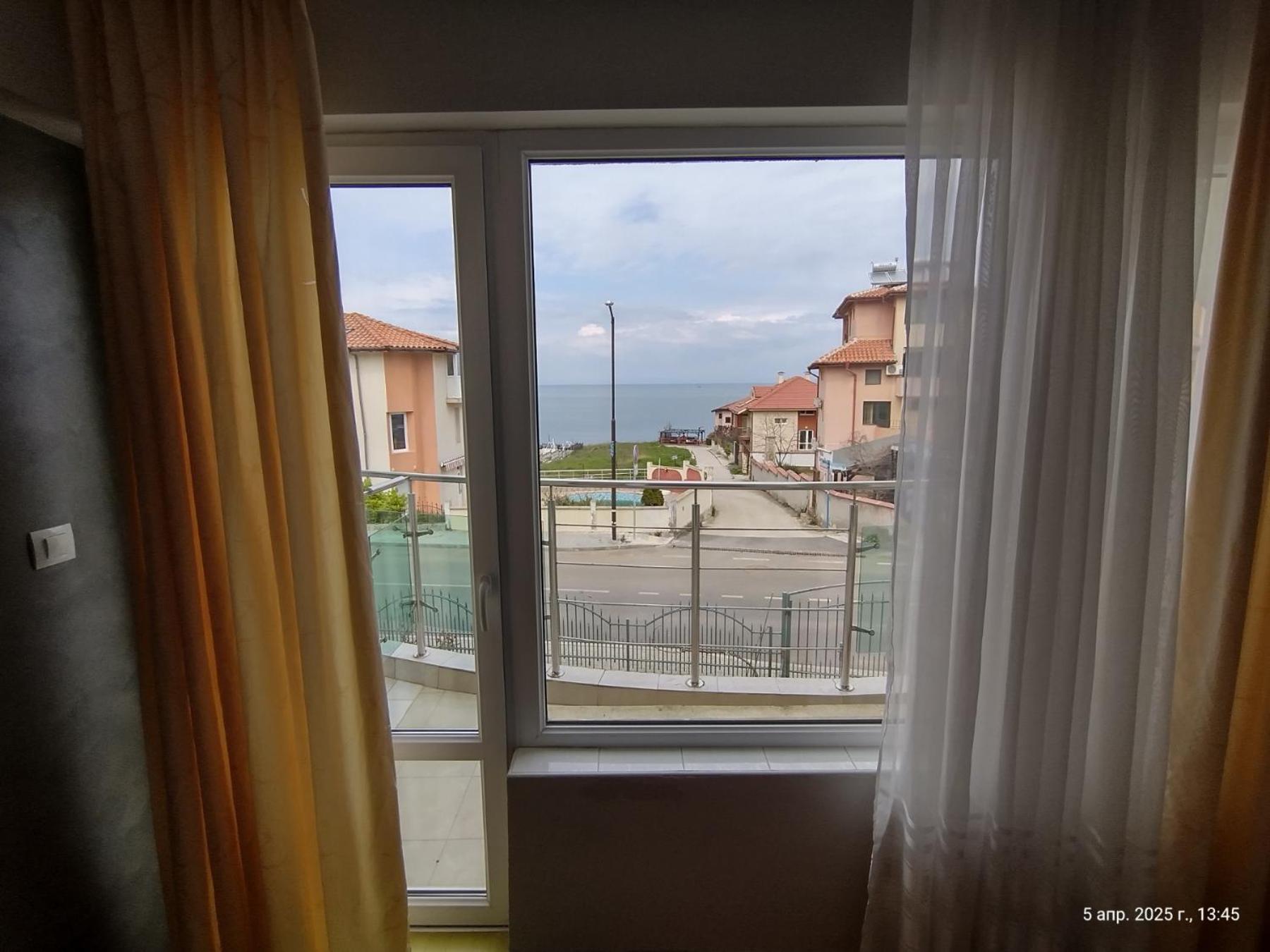 Family Hotel Coral Sozopol Bagian luar foto