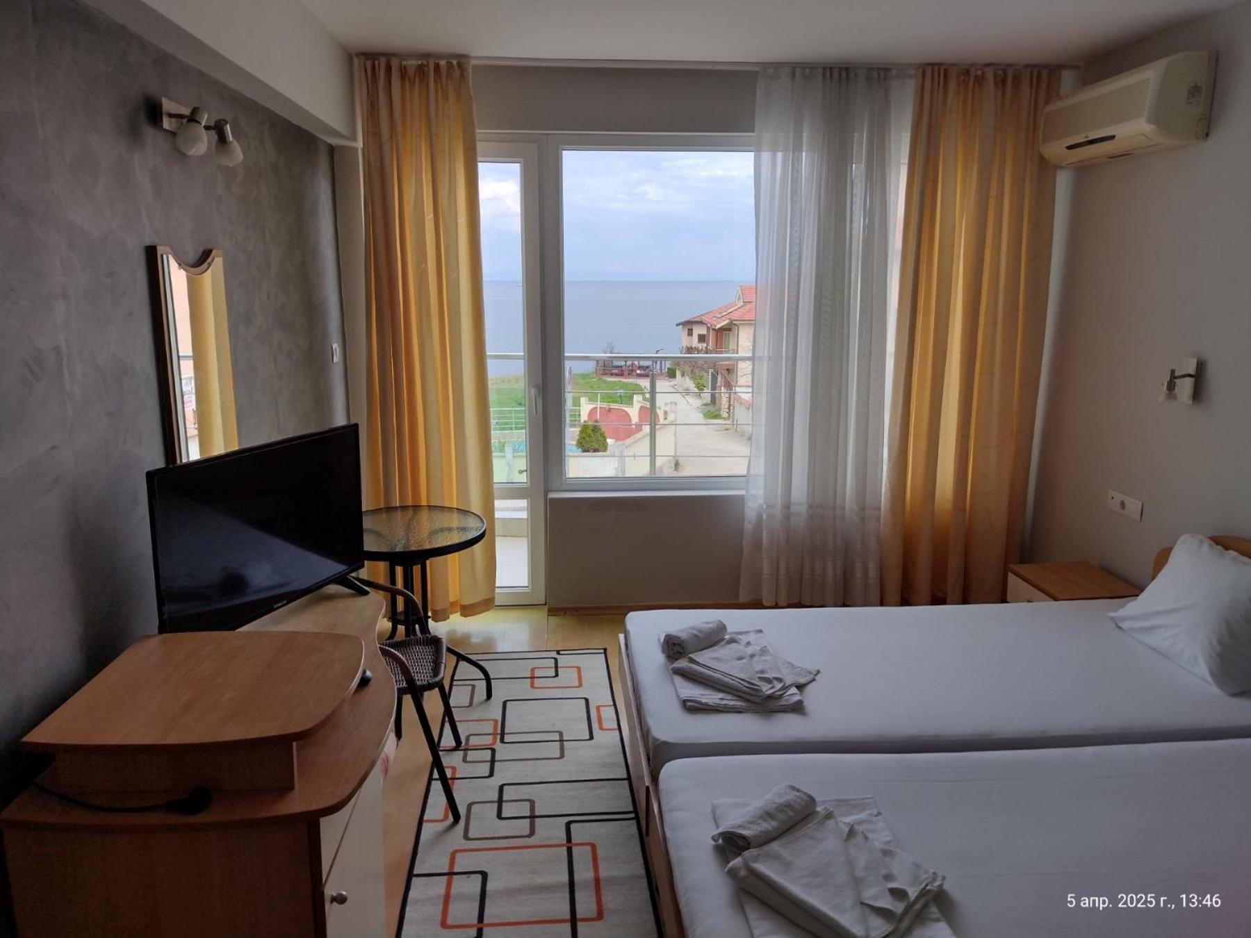 Family Hotel Coral Sozopol Bagian luar foto