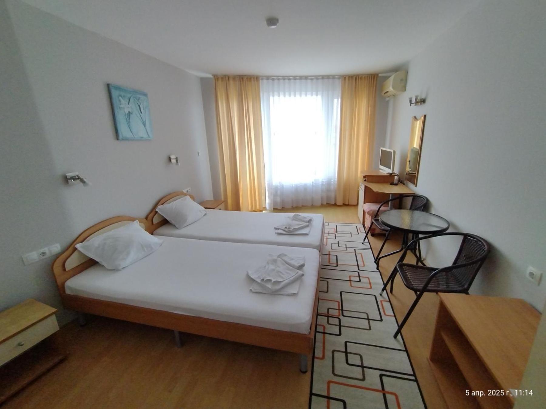 Family Hotel Coral Sozopol Bagian luar foto