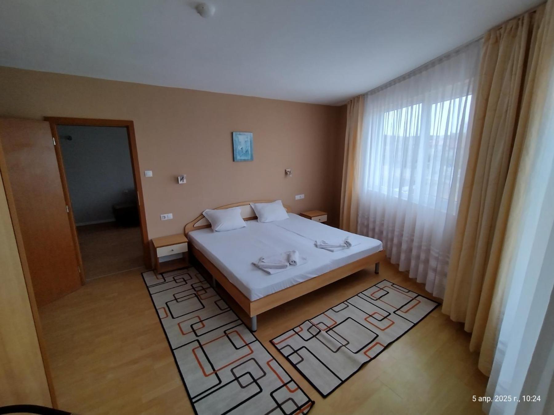 Family Hotel Coral Sozopol Bagian luar foto